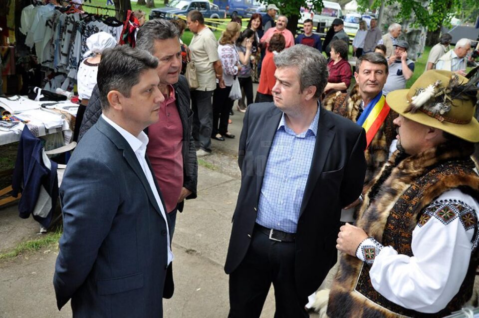 Oficialitățile județe și parlamentarii au fost întâmpinați de gospodari îmbrăcați în costume tradiționale