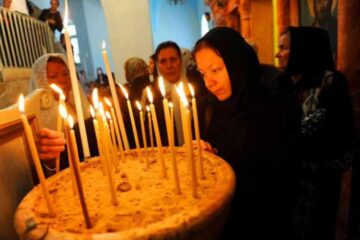 Rugăciunile pentru cei adormiți, surplus de evlavie sau datorie zilnică?