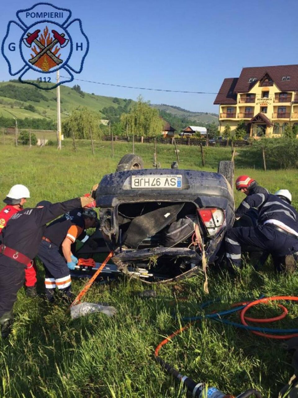 O mașină în care erau trei elevi, condusă cu viteză excesivă, s-a zdrobit de un stâlp și s-a răsturnat