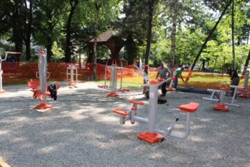 Aparate de fitness moderne, puse la dispoziția sucevenilor în Parcul Central și în cartierul George Enescu