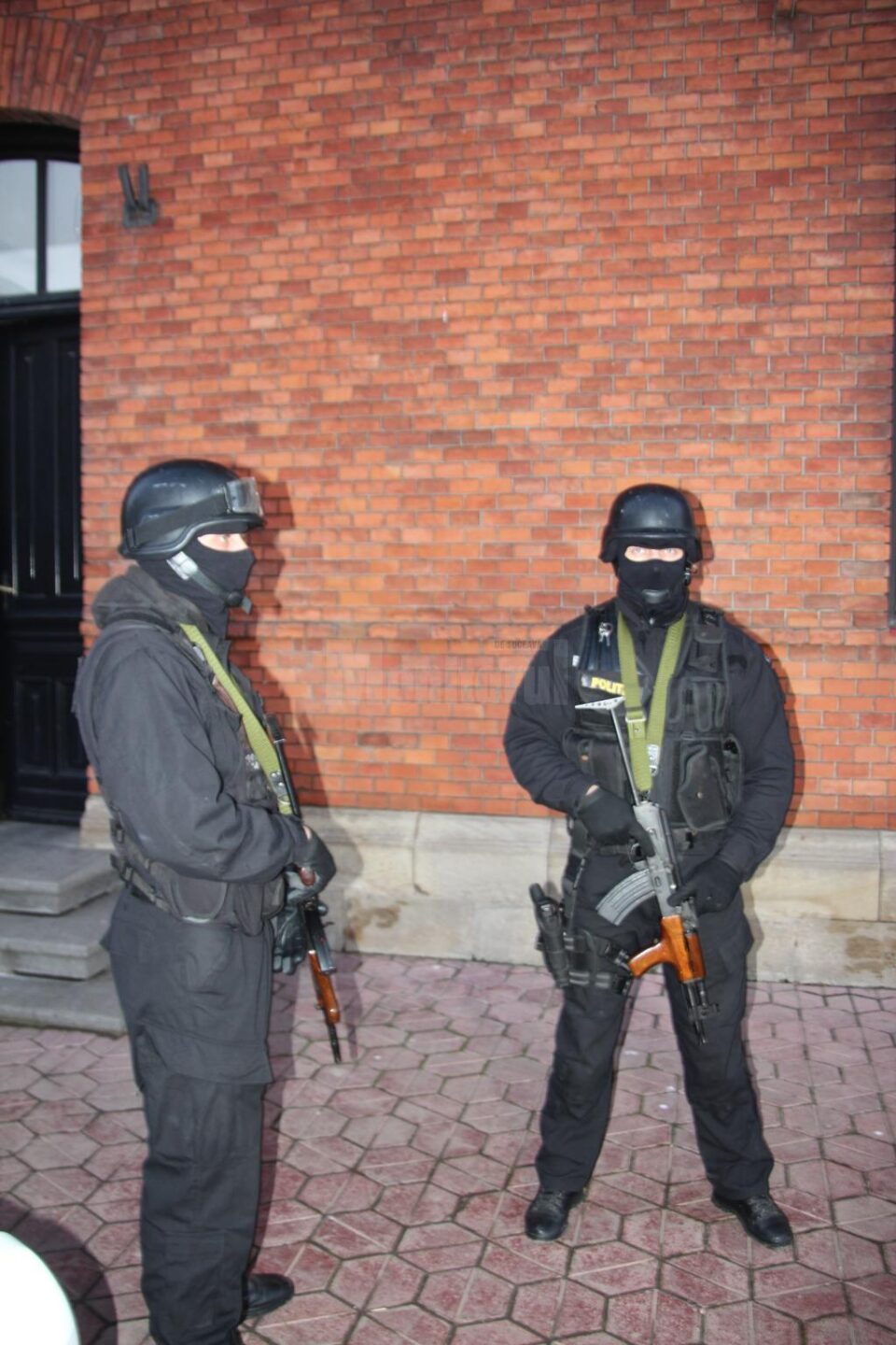 Percheziții într-un amplu dosar privind brokeri falși care ar fi înșelat oameni