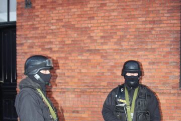 Percheziții într-un amplu dosar privind brokeri falși care ar fi înșelat oameni