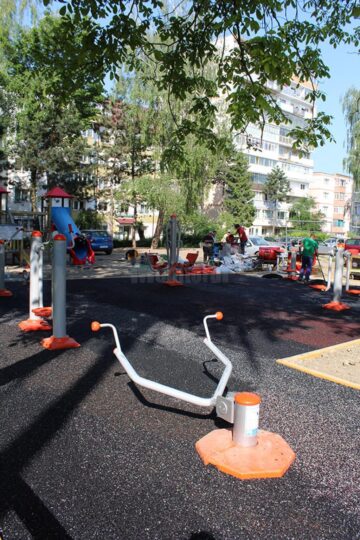 Aparate de fitness moderne, puse la dispoziția sucevenilor în Parcul Central și în cartierul George Enescu