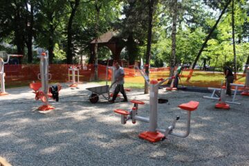 Aparate de fitness moderne, puse la dispoziția sucevenilor în Parcul Central și în cartierul George Enescu