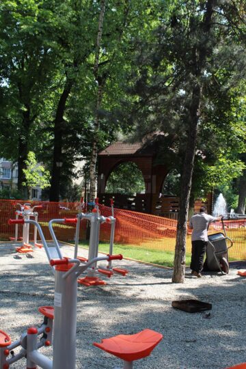 Aparate de fitness moderne, puse la dispoziția sucevenilor în Parcul Central și în cartierul George Enescu