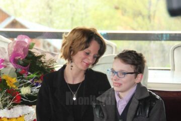 Sebi Crăciun împreună cu mama sa