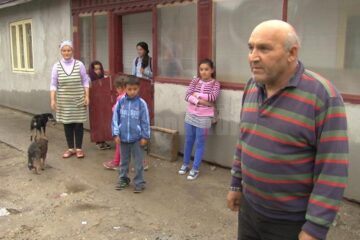 O întreagă familie este terorizată de vecinii cu care se află în conflict