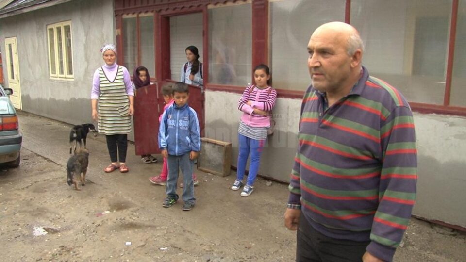 O întreagă familie este terorizată de vecinii cu care se află în conflict