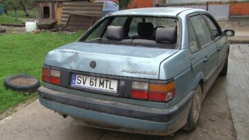 Autoturismul familiei a fost distrus, după ce a fost lovit cu pietre de agresori