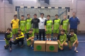 Echipa de handbal juniori IV CSU Suceava, alături de profesorul Vasile Boca