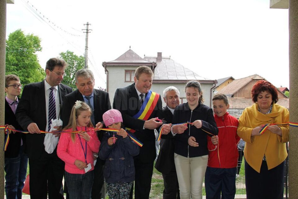 Primarul comunei Păltinoasa, Dumitru Cristian Carpiuc, la inaugurarea școlii Primarul comunei Păltinoasa, Dumitru Cristian Carpiuc, la inaugurarea școlii