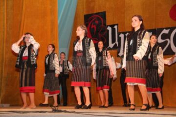 „Cu mască și fără mască”, pe scena Balului Bobocilor de la Colegiul Tehnic „Alexandru Ioan Cuza”