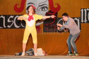 „Cu mască și fără mască”, pe scena Balului Bobocilor de la Colegiul Tehnic „Alexandru Ioan Cuza”