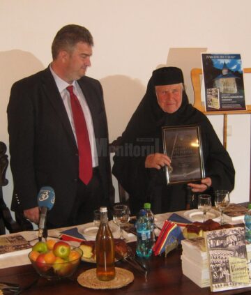 Cătălin Nechifor i-a oferit maicii starețe Irina Pântescu, din partea Consiliului Județean Suceava, o diplomă de recunoștință pentru tot ceea ce a făcut la Voroneț