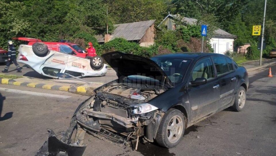 Mașinile implicate în accident