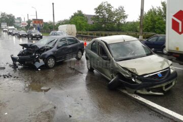 Accidentul a avut loc după ce autoturismul Dacia Logan a intrat pe contrasens și a izbit frontal un alt autoturism