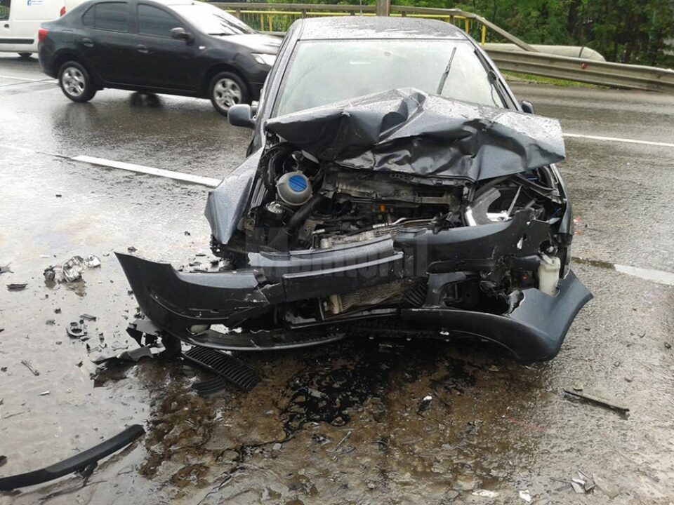 Doi ocupanți ai autoturismului care circula regulamentar, au avut nevoie de îngrijiri medicale