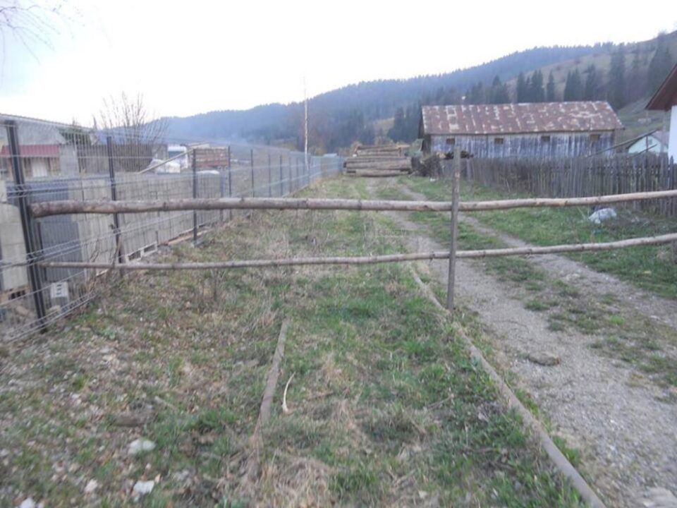 Calea ferata CFR spre Gara CFR Moldovița, îngrădită și folosită ca depozit de bușteni, pentru a nu permite accesul spre gară