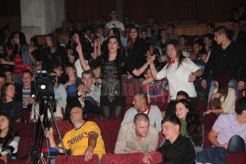 „Cu mască și fără mască”, pe scena Balului Bobocilor de la Colegiul Tehnic „Alexandru Ioan Cuza”