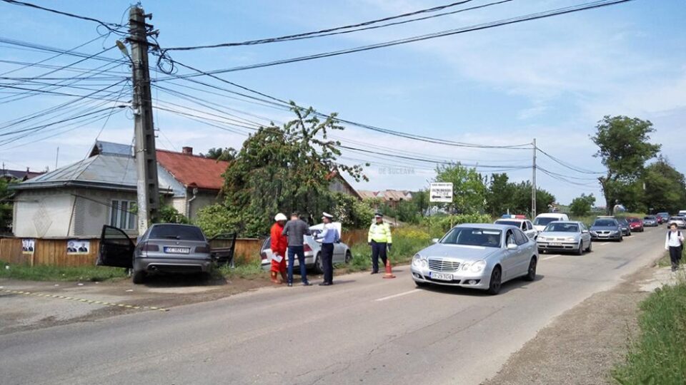 Un BMW proiectat într-un stâlp și un VW în șanț, după un accident la Ipotești