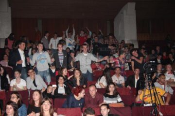 „Cu mască și fără mască”, pe scena Balului Bobocilor de la Colegiul Tehnic „Alexandru Ioan Cuza”