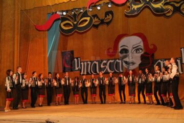 „Cu mască și fără mască”, pe scena Balului Bobocilor de la Colegiul Tehnic „Alexandru Ioan Cuza”