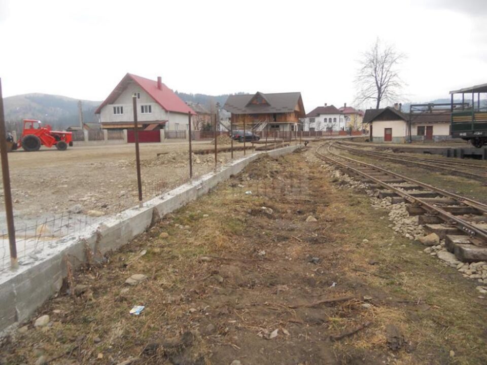Gardul ridicat ilegal de Alin Boșutar pe un teren aparținând domeniului public