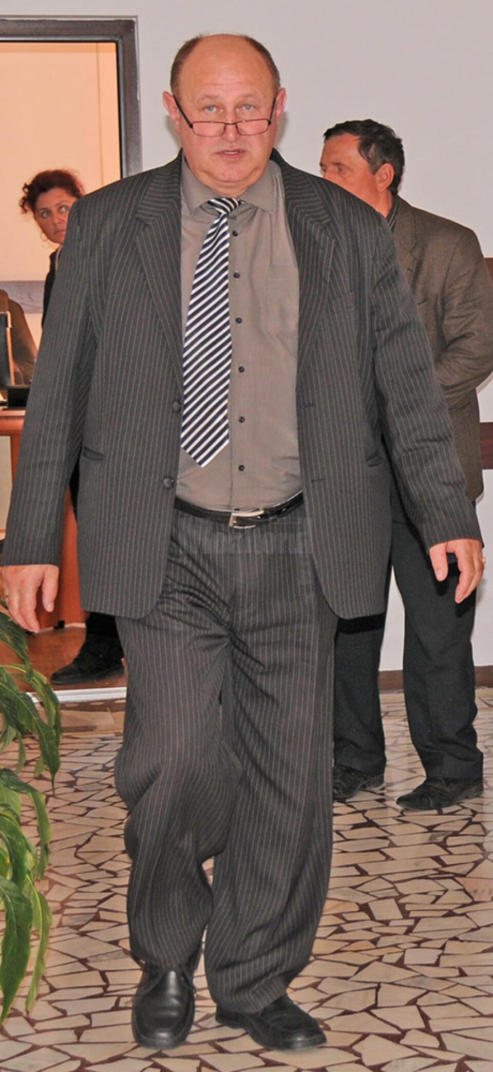 Primarul Vasile Andriciuc și secretara Luminița Râșca au fost plasați sub control judiciar pentru 60 de zile și au interdicția de a-și exercita profesia în exercitarea căreia au săvârșit fapta