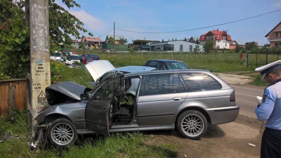 Șoferul și cele două pasagere din BMW au fost răniți