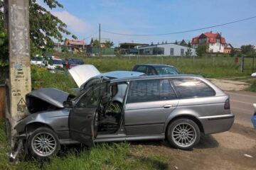 Șoferul și cele două pasagere din BMW au fost răniți