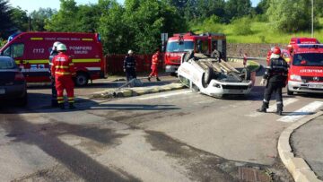 Accident cu doi răniți, după o neacordare de prioritate în intersecție