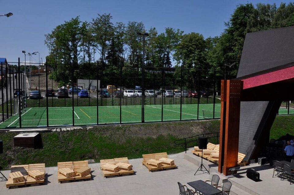 Baza de agrement dispune și de un teren de sport multifuncțional
