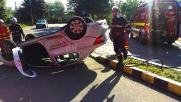 Accident cu doi răniți, după o neacordare de prioritate în intersecție