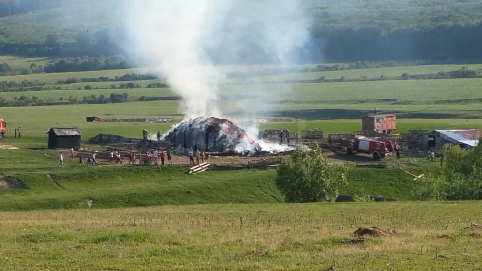 Incendiu de proporții, pus intenționat, la un depozit de furaje