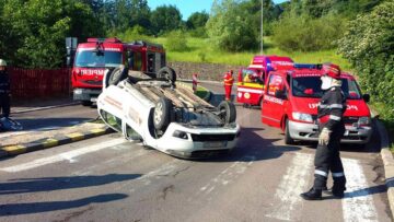 Accident cu doi răniți, după o neacordare de prioritate în intersecție