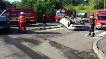 Accident cu doi răniți, după o neacordare de prioritate în intersecție