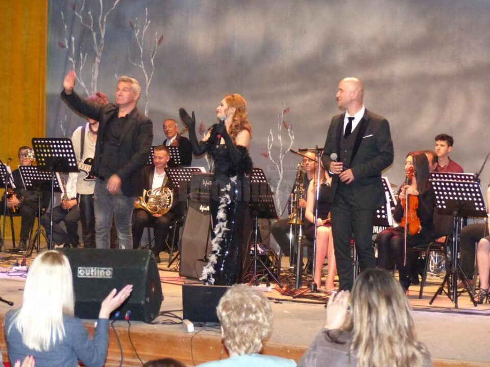 Artistul Dan Bittman, acompaniat de Symphonic Pop Rock Orchestra din Botoșani, a cucerit publicul sucevean Artistul Dan Bittman, acompaniat de Symphonic Pop Rock Orchestra din Botoșani, a cucerit publicul sucevean