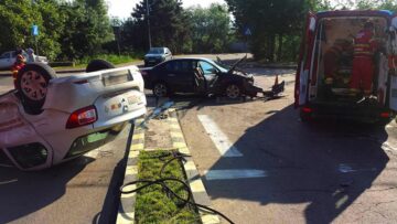 Accident cu doi răniți, după o neacordare de prioritate în intersecție