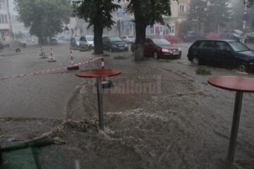 Inundație pe străzile Sucevei, după o ploaie torențială