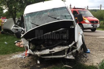 Un microbuz care venea din Germania s-a izbit într-un cap de pod
