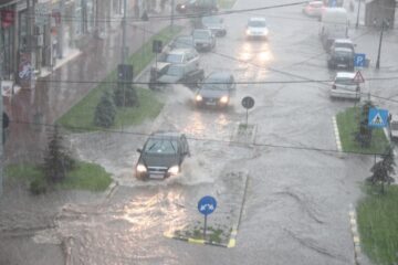 Inundație pe străzile Sucevei, după o ploaie torențială