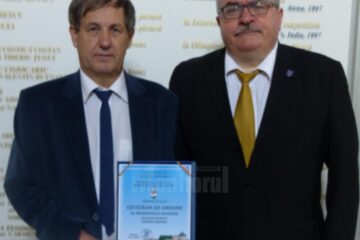 Profesorul Costică Costan (stânga) este Cetățean de Onoare al municipiului Suceava