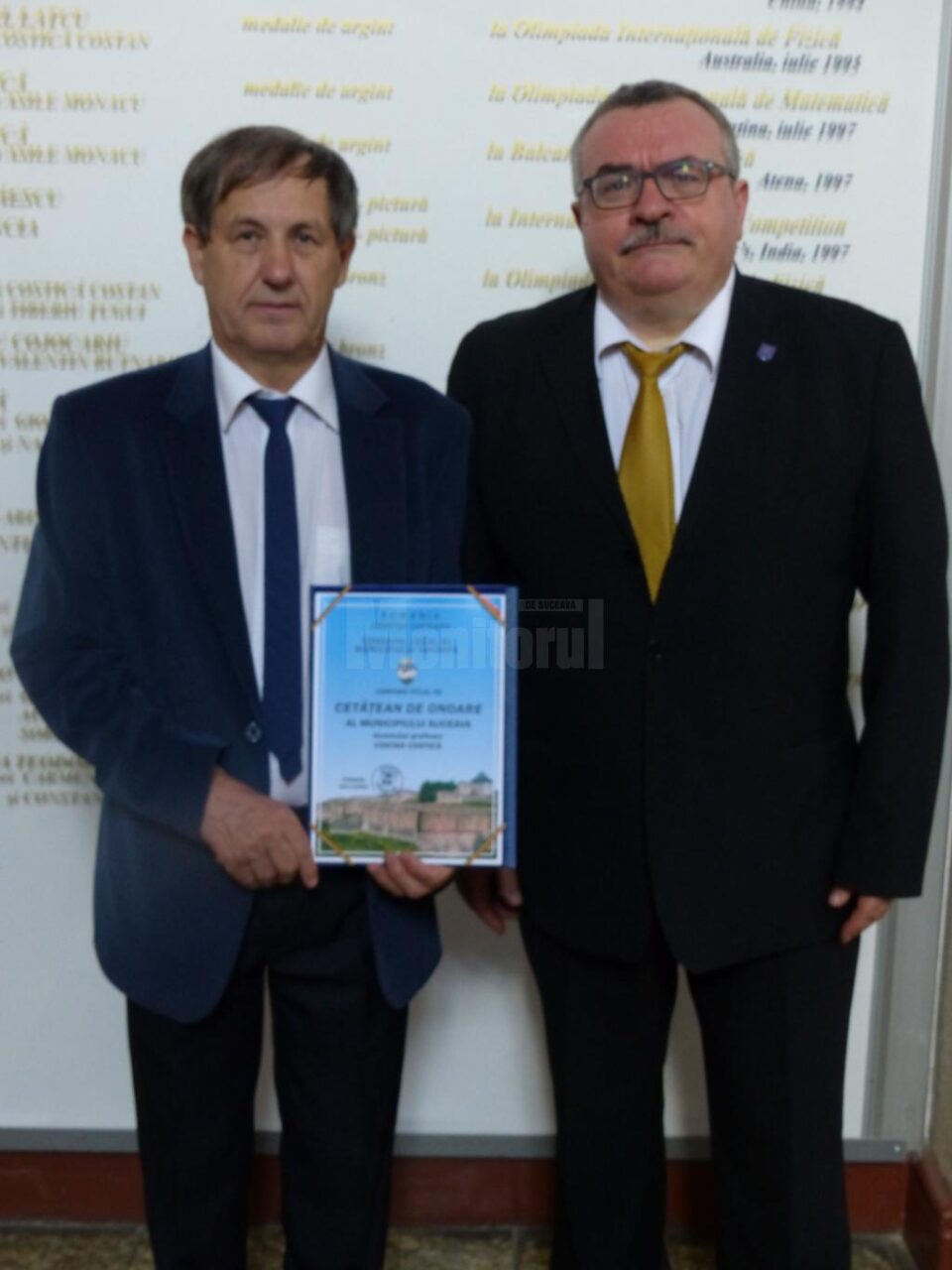 Profesorul Costică Costan (stânga) este Cetățean de Onoare al municipiului Suceava