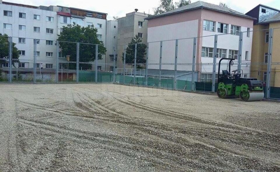 Teren de sport lângă Școala Nr. 8 din George Enescu, cu intrare liberă pentru cei care vor să facă mișcare