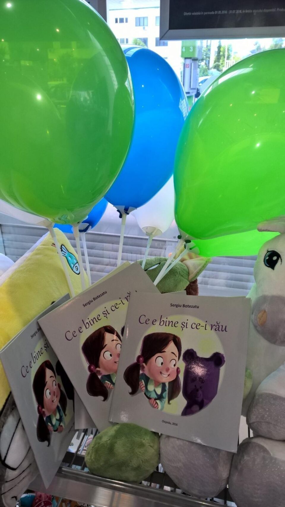 Baloane colorate și cărți pentru copii