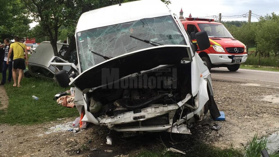Șase oameni au fost răniți după ce vehiculul s-a izbit violent într-un cap de pod