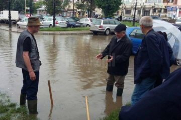 Efectele inundațiilor la Gara Burdujeni, cauzate de astuparea cu mizerii a canalizărilor