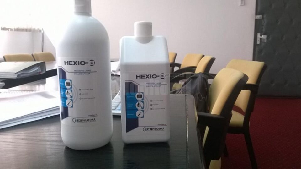 Ultima achiziție a spitalului a fost de flacoane de Hexio B paralelipipedice, în film apare Hexio B în flacoane cilindrice