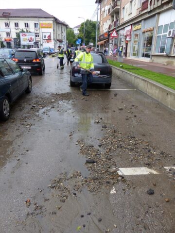 Inundații pe străzile Sucevei, după o ploaie torențială