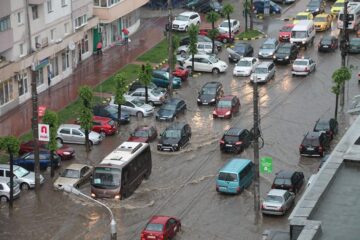 Zona centrală a bdului G. Enescu a fost inundată pe o lungime de câțiva zeci de metri